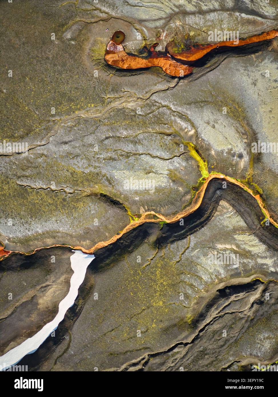 Vue aérienne du paysage volcanique de Raudufossafjoll avec des gisements minéraux orange, de la mousse verte et une tache de neige blanche à Kirkjubaejarklaustur Banque D'Images