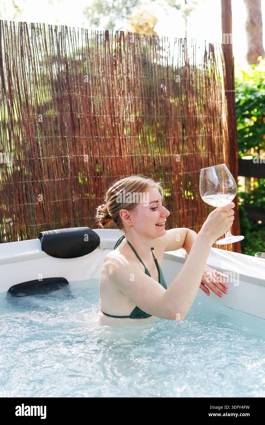 Concept de bien-être et de loisirs avec une femme heureuse profitant de l'hydrothérapie et de détente spa extérieur de luxe. Banque D'Images