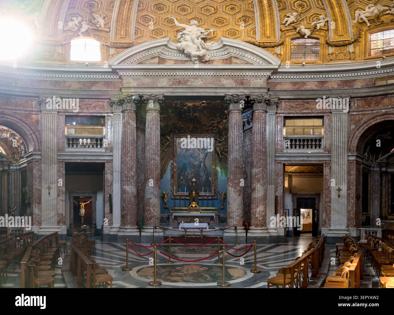 Autel principal et architecture de la coupole dorée de la Chiesa di Sant'Andrea al Quirinale à Rome, Italie Banque D'Images