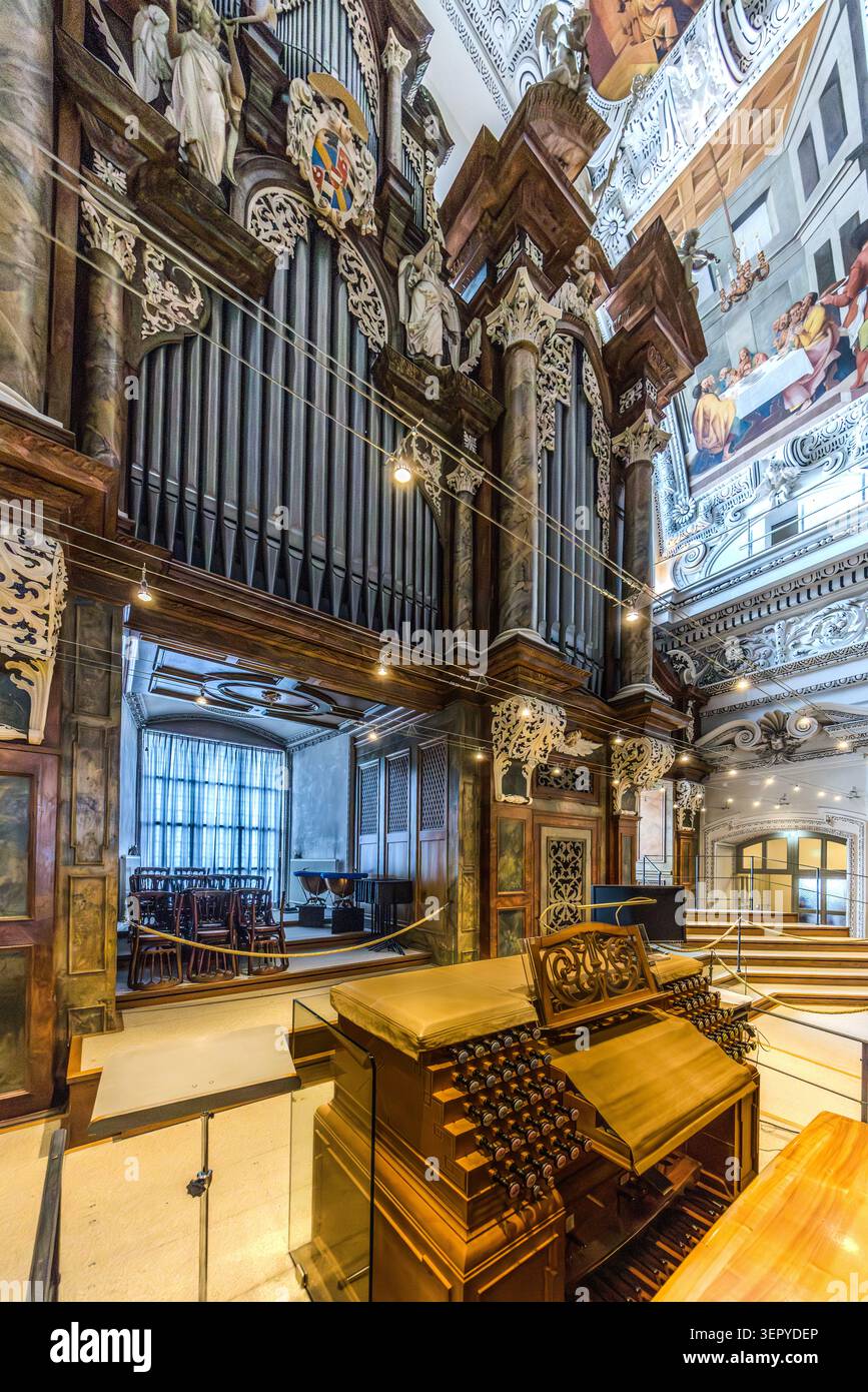 La console de l'un des orgues historiques de la cathédrale de Salzbourg, avec la tuyauterie correspondante au-dessus du boîtier sculpté ; en arrière-plan, la nef fresque et deux visiteurs dans la galerie. La cathédrale a un total de quatre orgues ; Léopold Mozart, père de Wolfgang Amadeus Mozart, y a servi comme maître de chœur adjoint pendant des décennies. Cathédrale de Salzbourg, Domplatz, Salzbourg, Autriche Banque D'Images