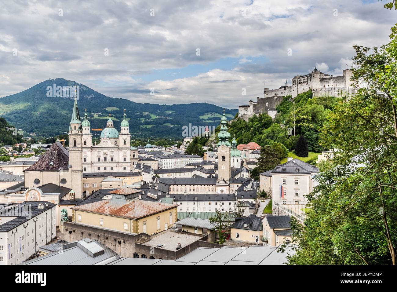 Vue panoramique sur la vieille ville de Salzbourg depuis le Mönchsberg : la cathédrale de Salzbourg (au centre), l’église franciscaine (à gauche) et la forteresse de Hohensalzbourg (en haut à droite) dominent le paysage urbain avec pour toile de fond les montagnes locales de Salzbourg. La vieille ville est classée au patrimoine mondial de l'UNESCO depuis 1997. Salzbourg, Autriche Banque D'Images