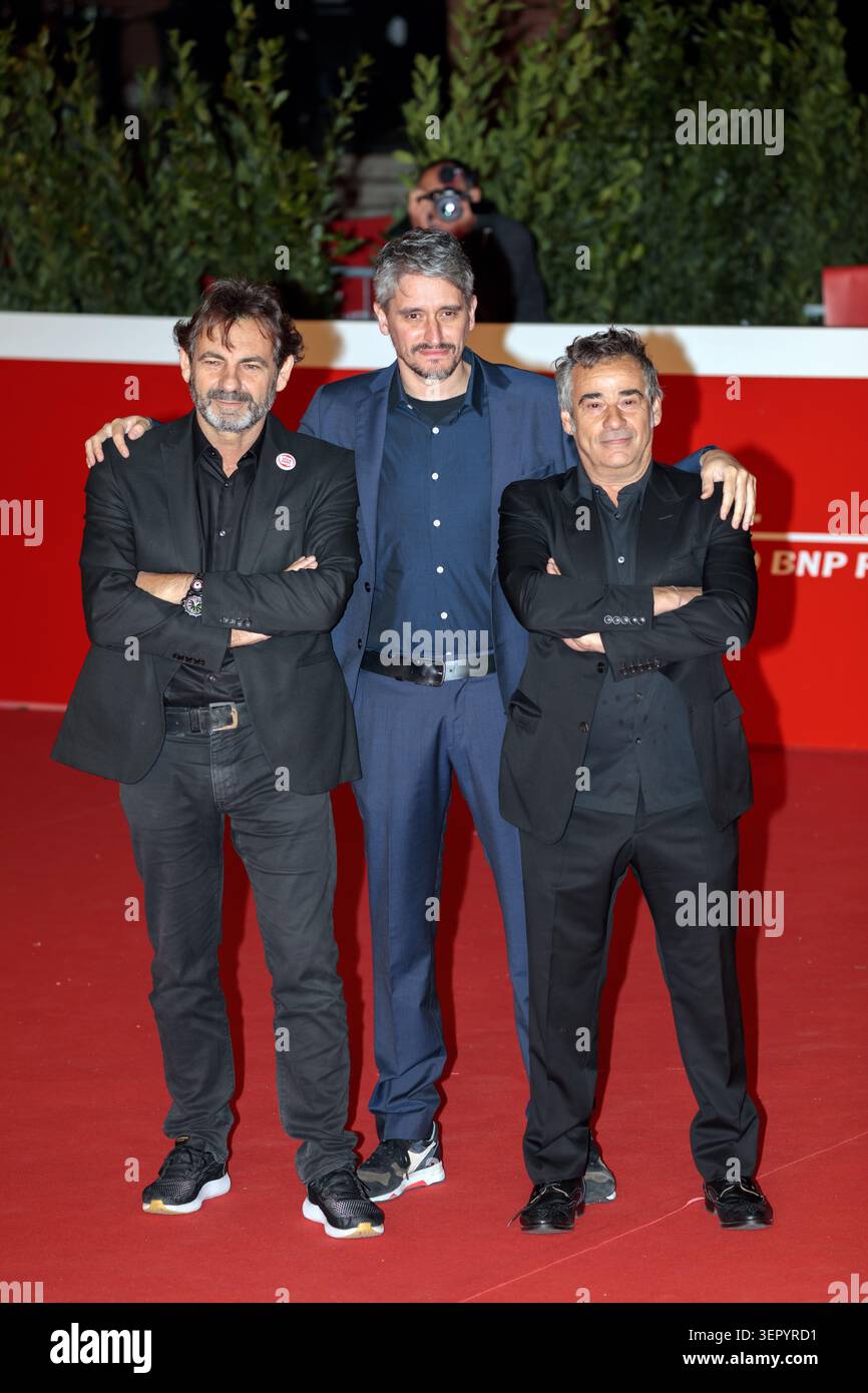 15 octobre 2021, Rome, Italie : le casting du film Mediterraneo - le droit de la mer, marche tapis rouge au Festival du film de Rome. De gauche à droite Oscar Camp, fondateur d'Open Arms, Marcel Barrena le réalisateur espagnol, et l'acteur Eduard Fernandez. (Crédit image : © Gennaro Leonardi/ZUMA Press Wire) USAGE ÉDITORIAL SEULEMENT ! Non destiné à UN USAGE commercial ! Banque D'Images