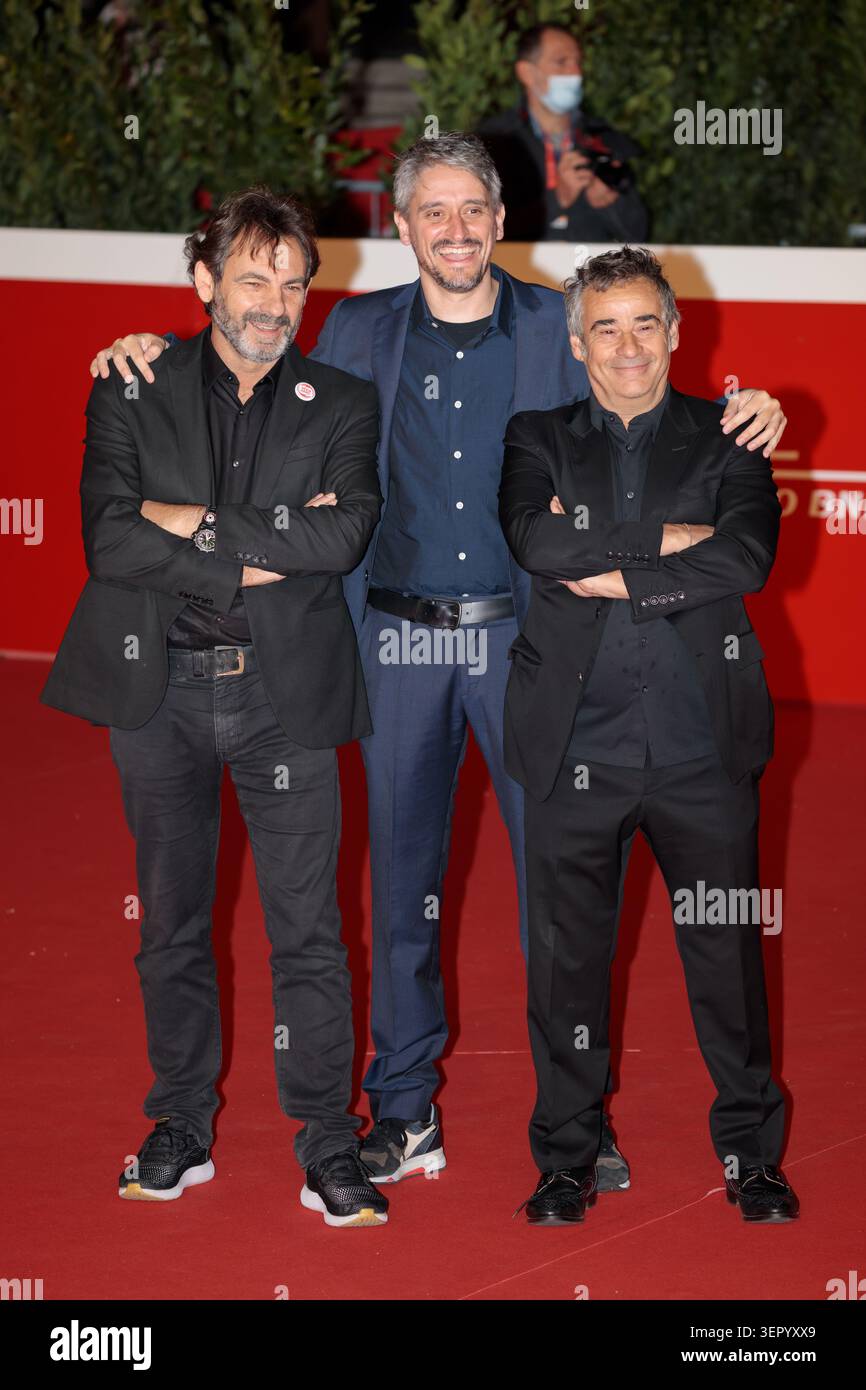 15 octobre 2021, Rome, Italie : le casting du film Mediterraneo - le droit de la mer, marche tapis rouge au Festival du film de Rome. De gauche à droite Oscar Camp, fondateur d'Open Arms, Marcel Barrena le réalisateur espagnol, et l'acteur Eduard Fernandez. (Crédit image : © Gennaro Leonardi/ZUMA Press Wire) USAGE ÉDITORIAL SEULEMENT ! Non destiné à UN USAGE commercial ! Banque D'Images