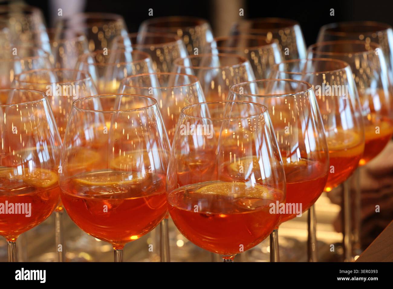 20.06.2025, Allemagne, basse-Saxe, Hanovre - verres d'Aperol Spritz. 00S250620D800CAROEX.JPG [AUTORISATION DU MODÈLE : NON APPLICABLE, AUTORISATION DU PROPRIÉTAIRE : NON ( Banque D'Images