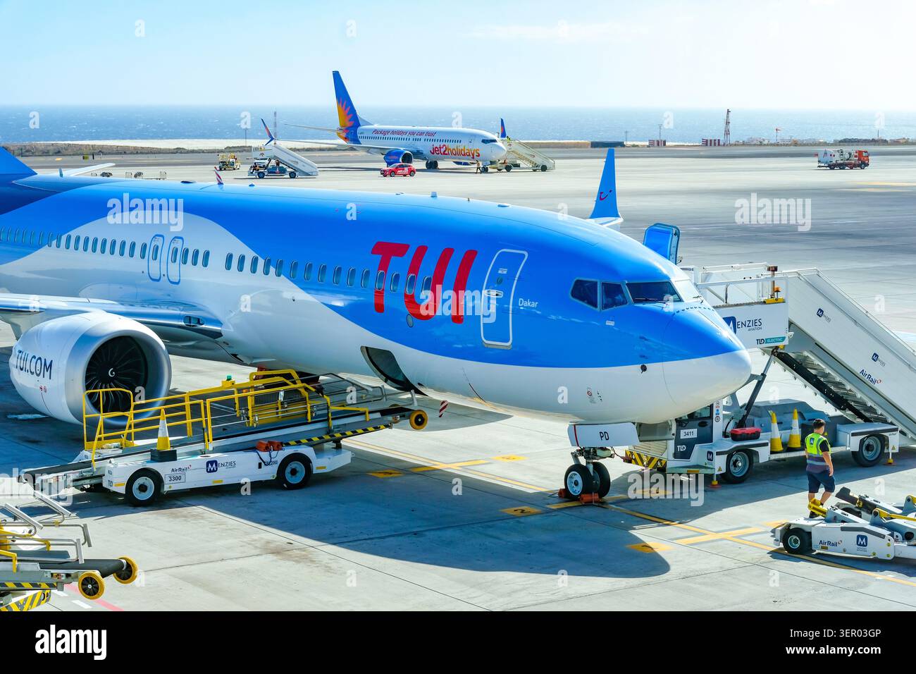 28.02.2026, Espagne, Tenerife, Santa Cruz de Tenerife - Un TUI Boeing 737 Max 8 (Dakar G-TUPD) est prêt pour l'embarquement. Aéroport de Tenerife Sud (TFS). Un Jet Banque D'Images