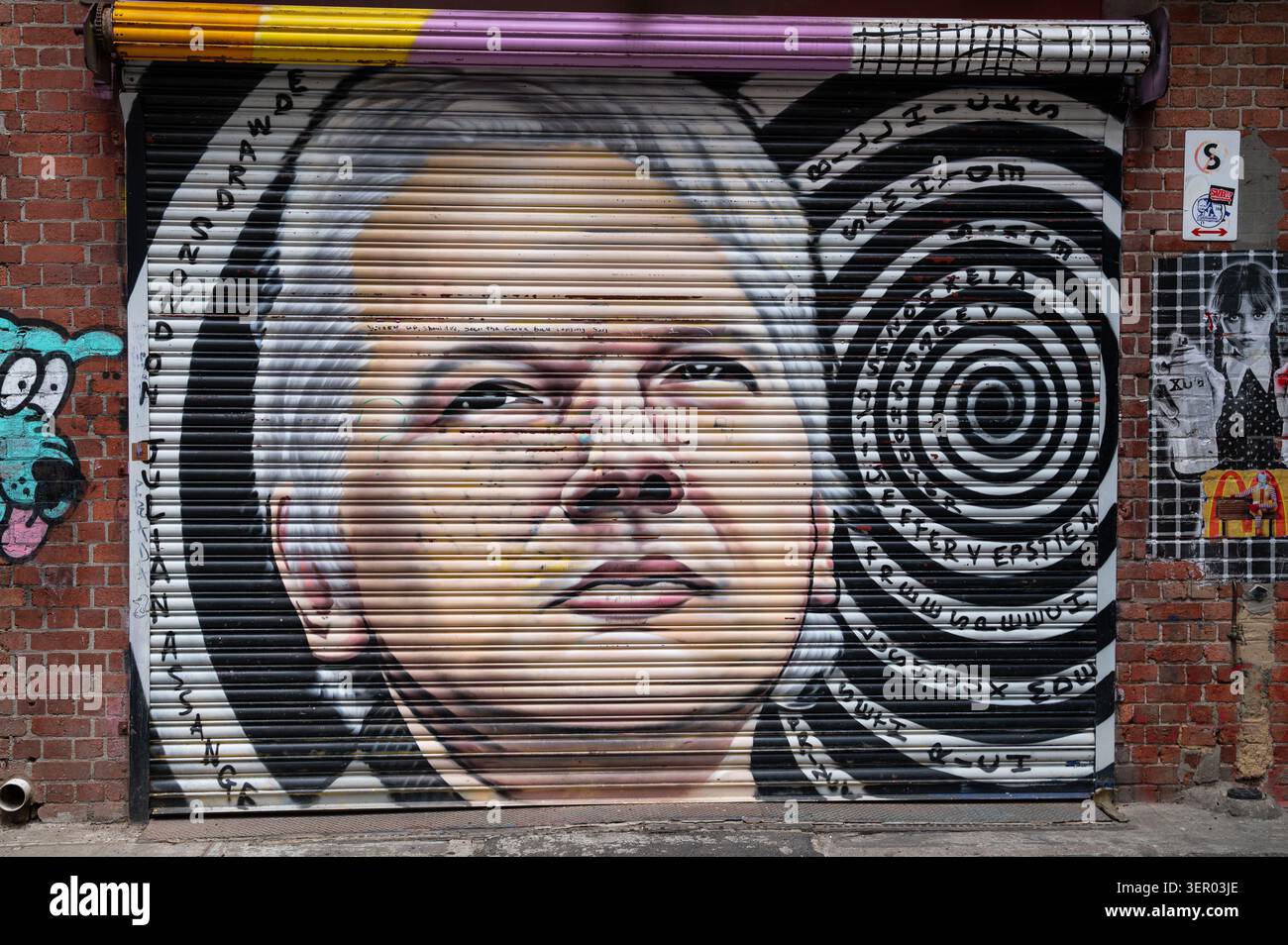 27.10.2024, Australie, Victoria, Melbourne - Un portrait peint du fondateur de WikiLeaks Julian Assange sur une porte roulante dans une rue latérale de la ville cen Banque D'Images