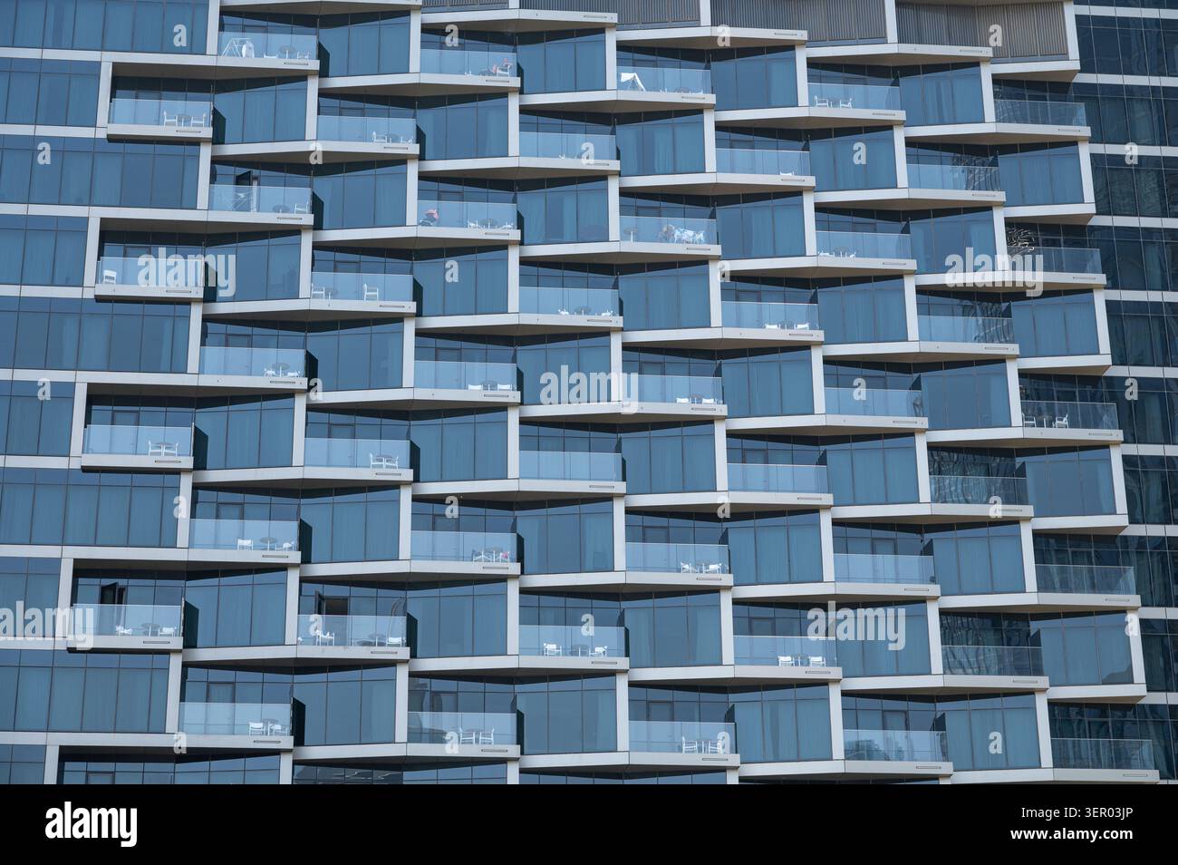 18.03.2025, Émirats Arabes Unis, , Dubaï - Asie ñ détail de la façade avec balcons d'un immeuble moderne de grande hauteur à côté du Burj Khali Banque D'Images