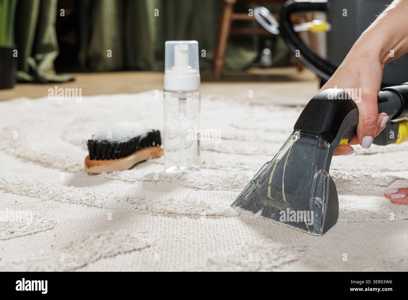 Photo de stock de haute qualité présentant une entreprise professionnelle de services secs de nettoyage de tapis textile d'ameublement à domicile, adaptée aux activités commerciales, publicitaires, Banque D'Images