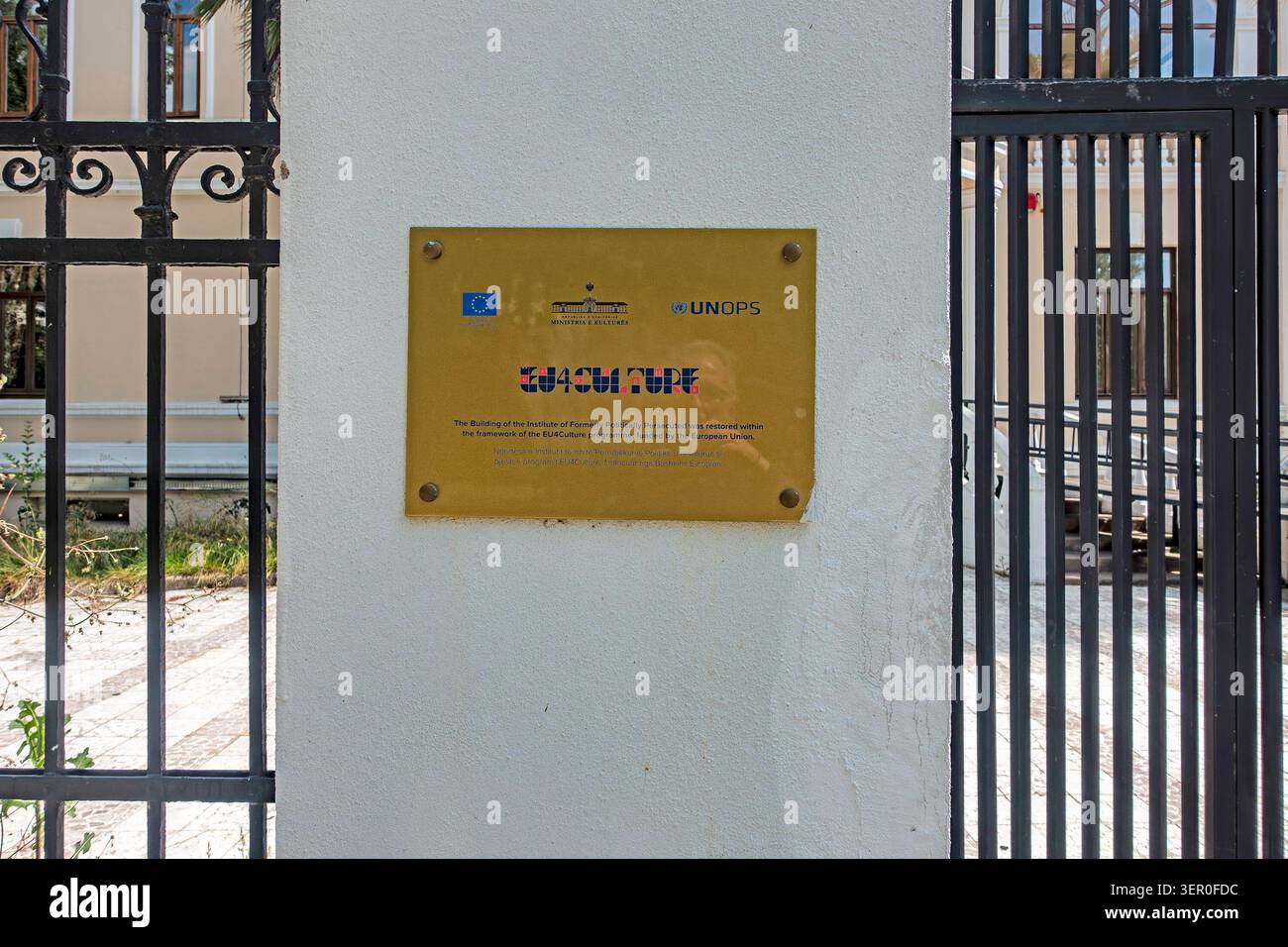 Une plaque d'information EU4Culture sur un pilier blanc à la porte d'entrée de l'Institut des anciens persécutés politiquement à Tirana, Albanie. Banque D'Images
