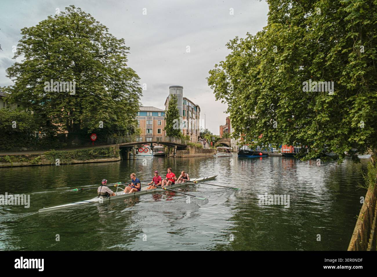 Les élèves rament le long de la rivière Cherwell à Oxford, Oxfordshire, Angleterre. Traversant le paysage universitaire historique de la ville, le Cherwell a longtemps Banque D'Images