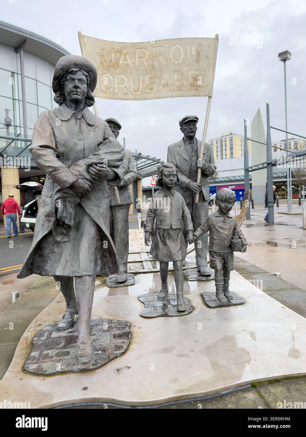 Sculpture The Spirit of the Jarrow Crusade de Graham Ibbeson au Viking Shopping Centre de Jarrow Tyne & Wear England - Image de stock capturée avec un smartphone