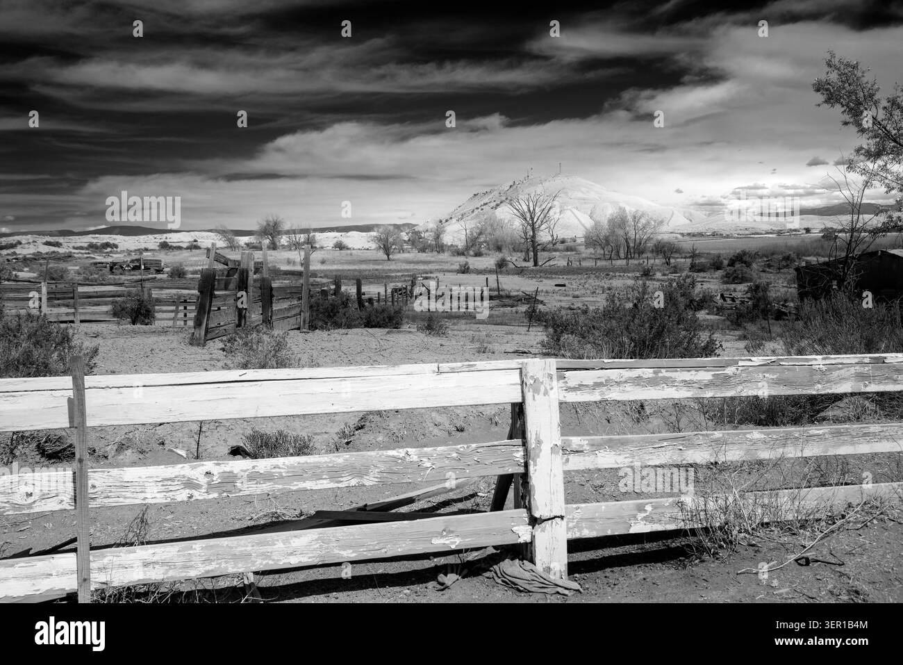 Une clôture rustique et une propriété inutilisée se trouvent sous Flat Top Mounting à Montrose, Colorado. Banque D'Images