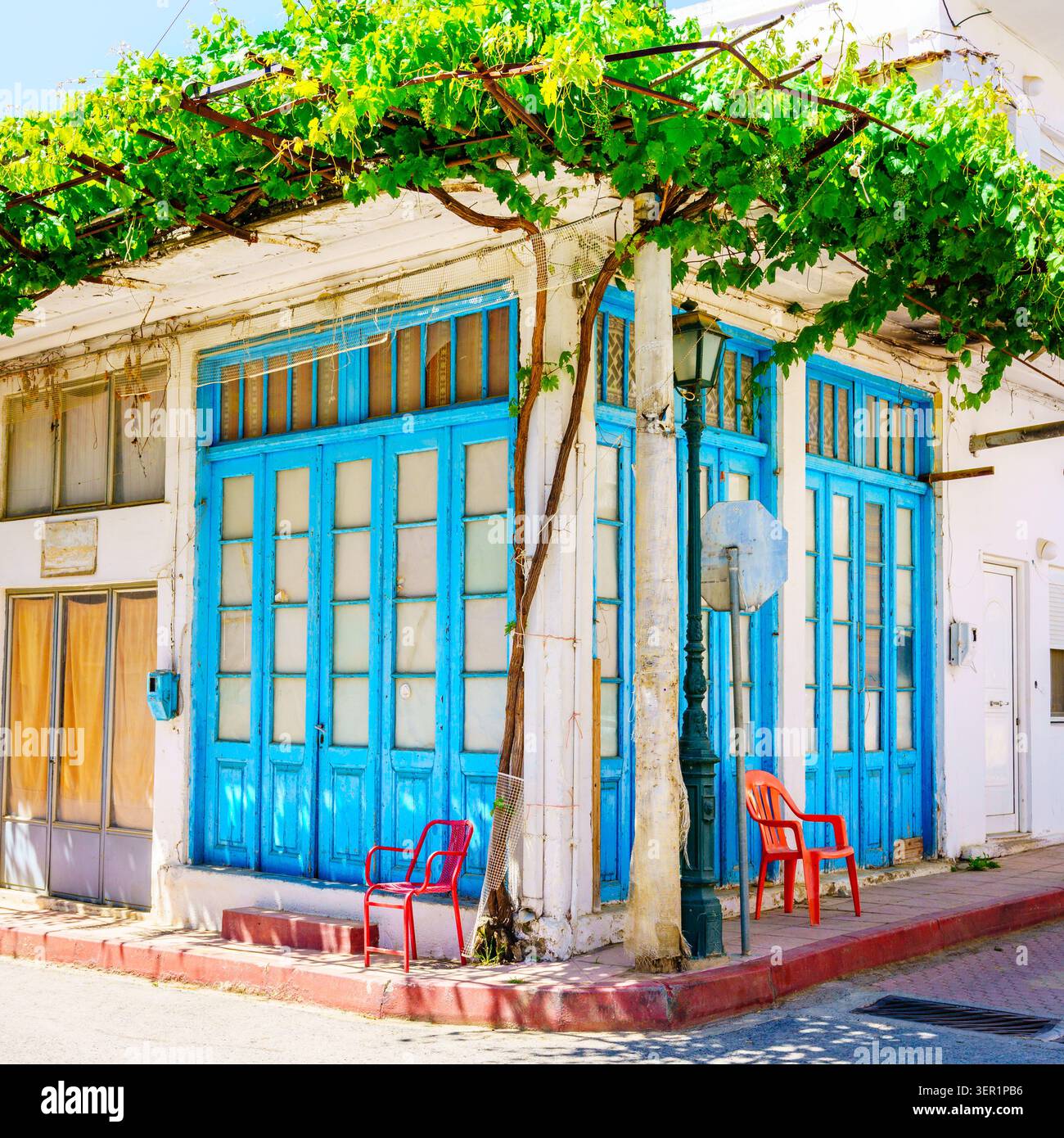 Bâtiment traditionnel blanc et bleu dans le village de Tzermiado dans l'est de la Crète, Grèce Banque D'Images