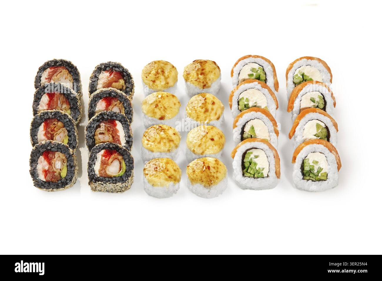 Des rouleaux de sushi fraîchement préparés sont disposés soigneusement, mettant en valeur une variété de saveurs et de textures Banque D'Images