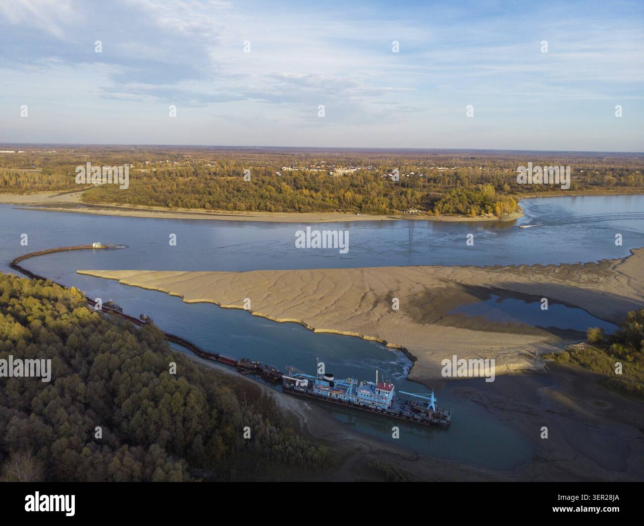 Le nettoyage et l'approfondissement par une drague sur la rivière. La rivière Ob, Sibérie, Russie Banque D'Images