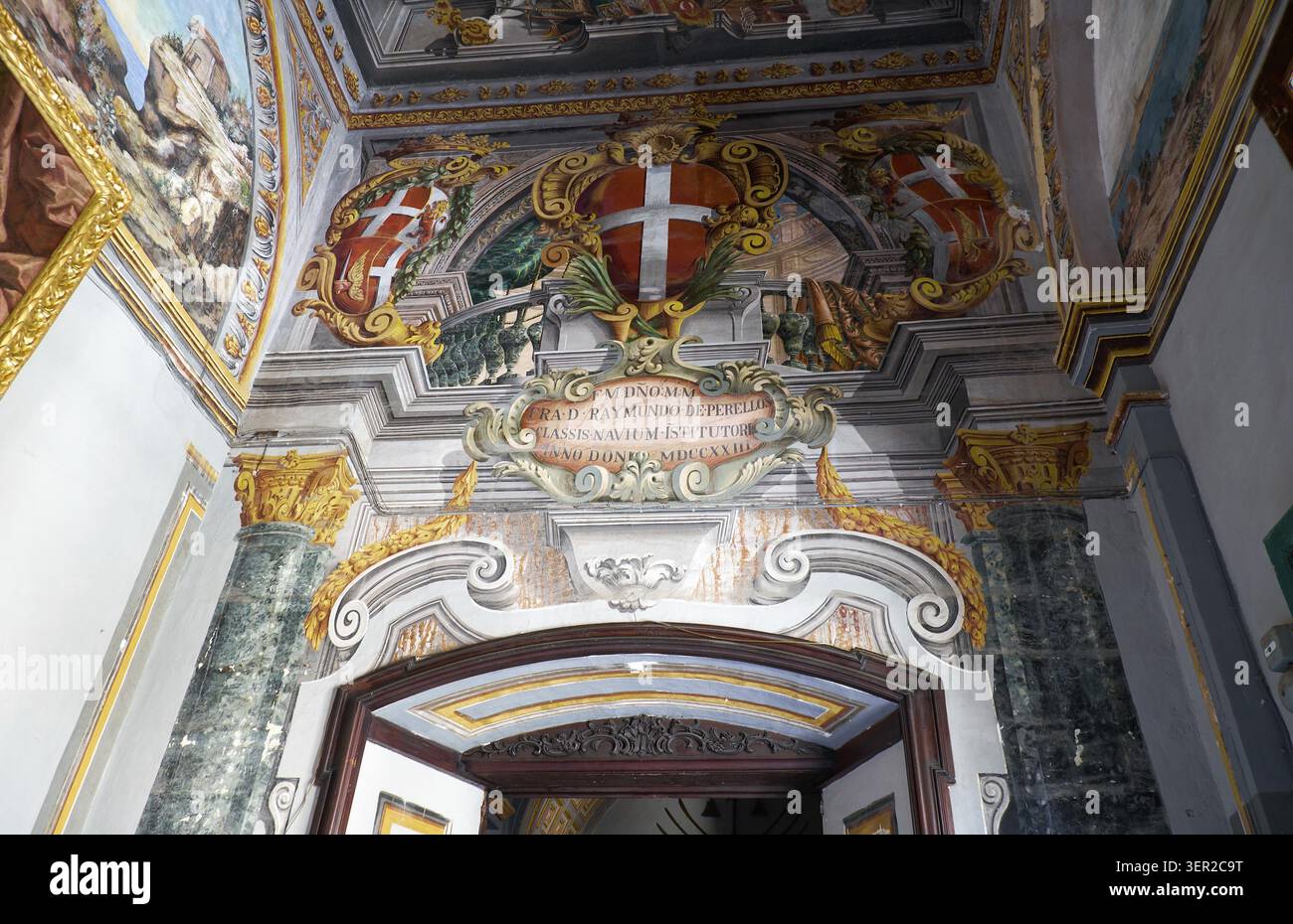La Valette, MALTE - 31 juillet 2015 : décoration sur la porte avec les armoiries de Antonio de Vilhena, le Grand Maître de l'Ordre de Saint-Jean. Banque D'Images