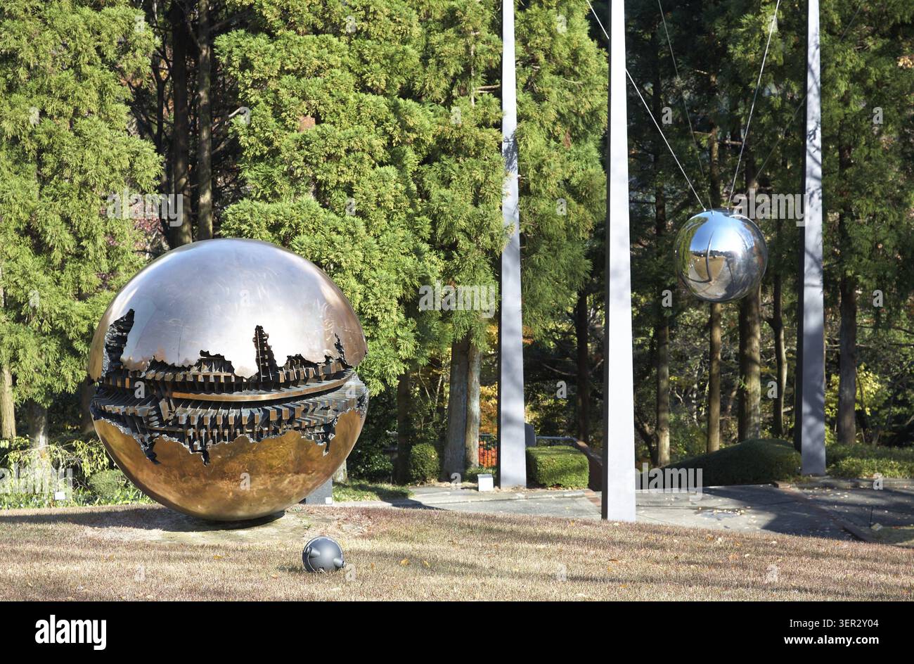 HAKONE, JAPON - 01 décembre 2007 : une sculpture en bronze Sfera Sfera con au sein d'une sphère (sphere) par Arnaldo Pomodoro dans le Hakone Open Air Museum at au Banque D'Images