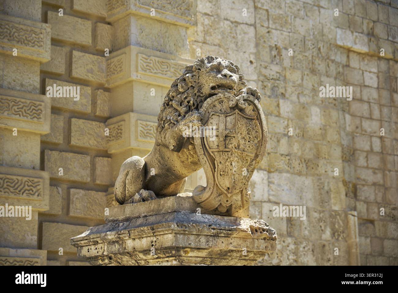 Statue de lion tenant protection avec les armoiries de Antonio de Vilhena près de Mdina porte principale. Malte Banque D'Images