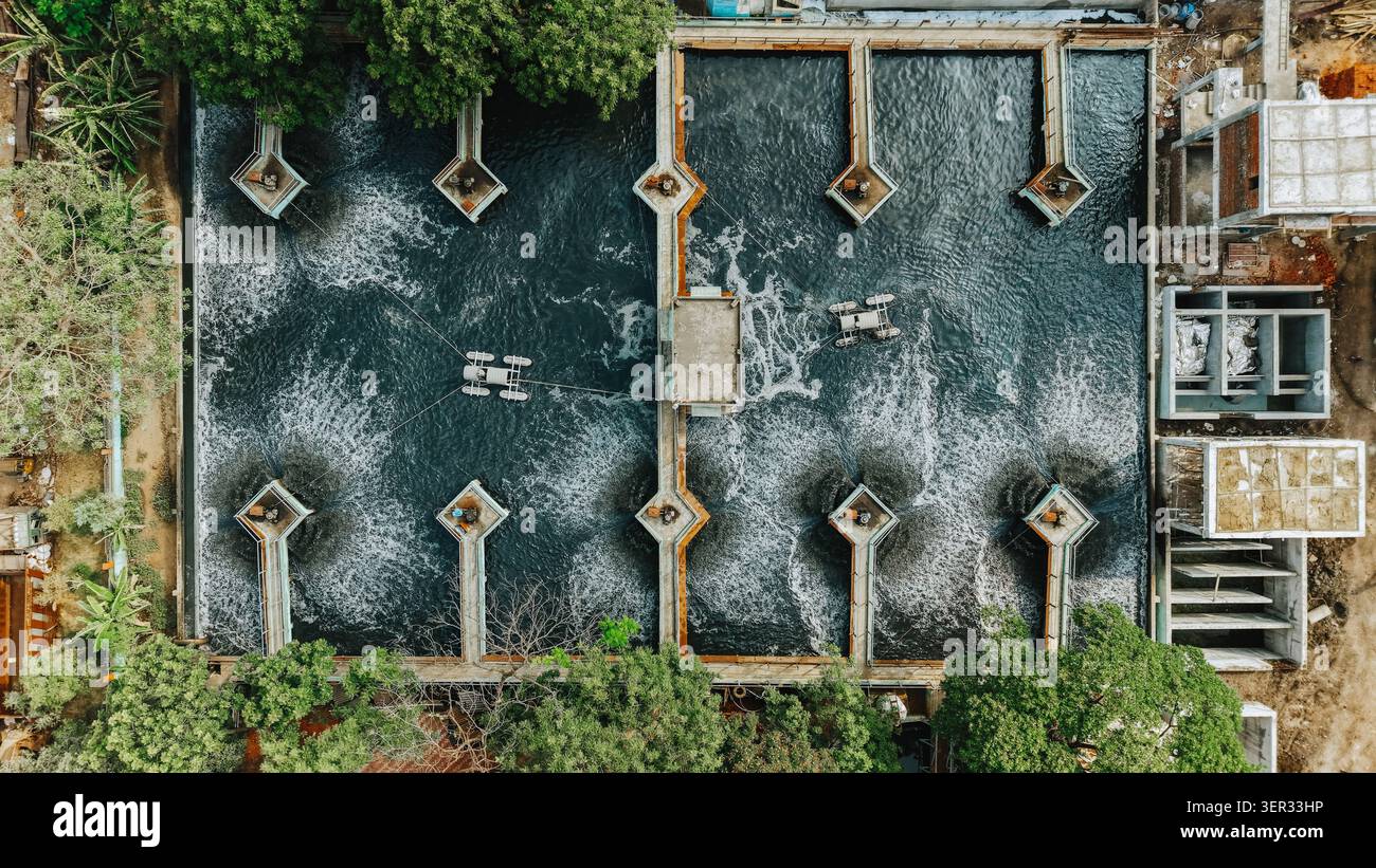 Vue aérienne de haut en bas des réservoirs d'aération de traitement des eaux usées dans l'usine de traitement des eaux usées Banque D'Images