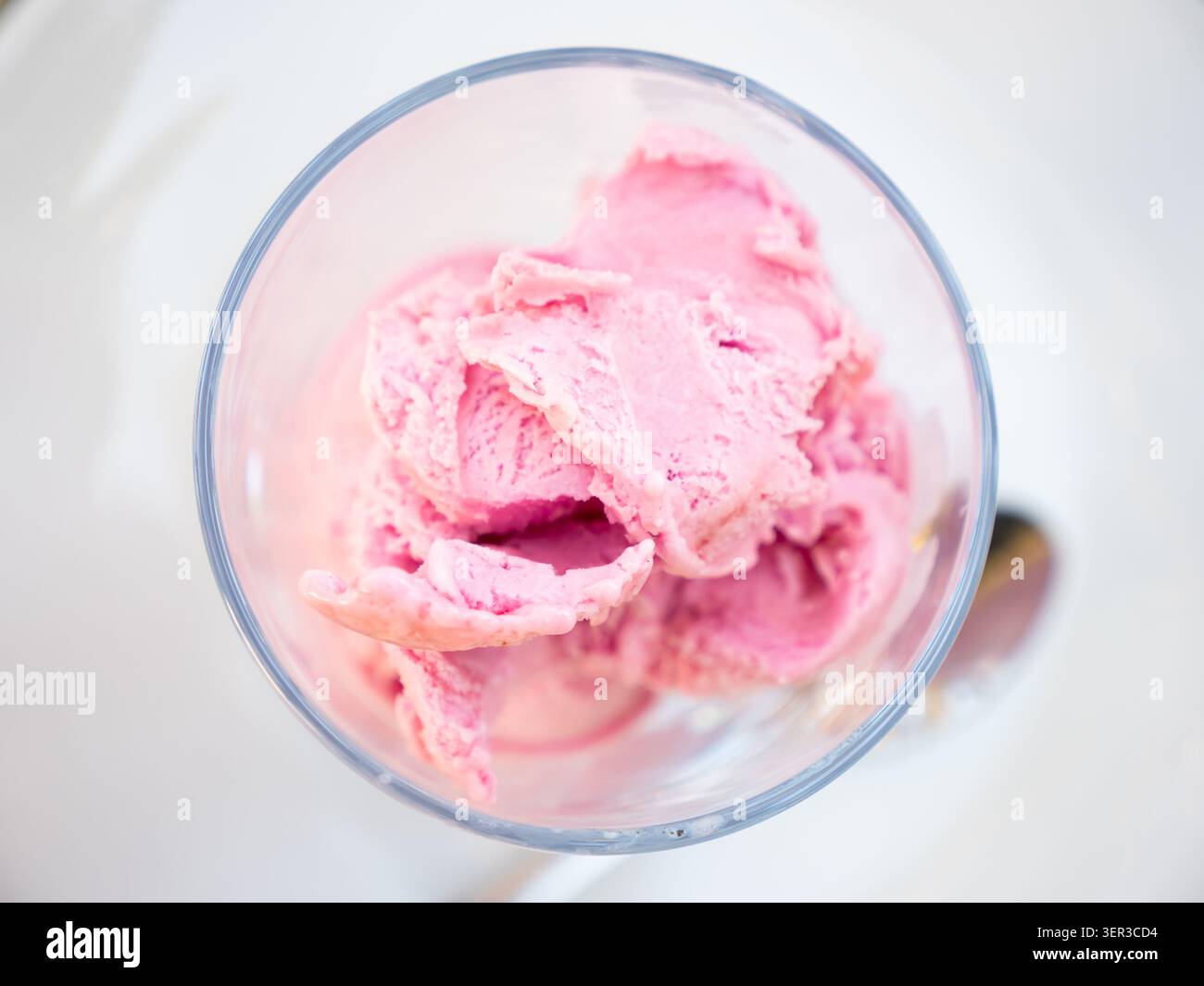 Crème glacée à la framboise servie dans un bol en verre Banque D'Images