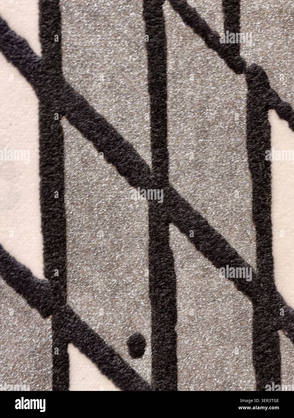 Vue macro d'un arrière-plan scintillant argenté recouvert de lignes peintes en noir irrégulières formant un motif de grille lâche. Fibres de papier visibles et R Banque D'Images