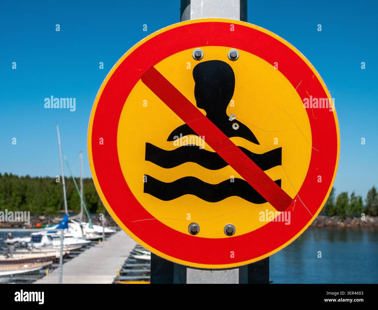 Panneau « interdiction de baignade autorisée » affiché à l'extérieur du port Banque D'Images