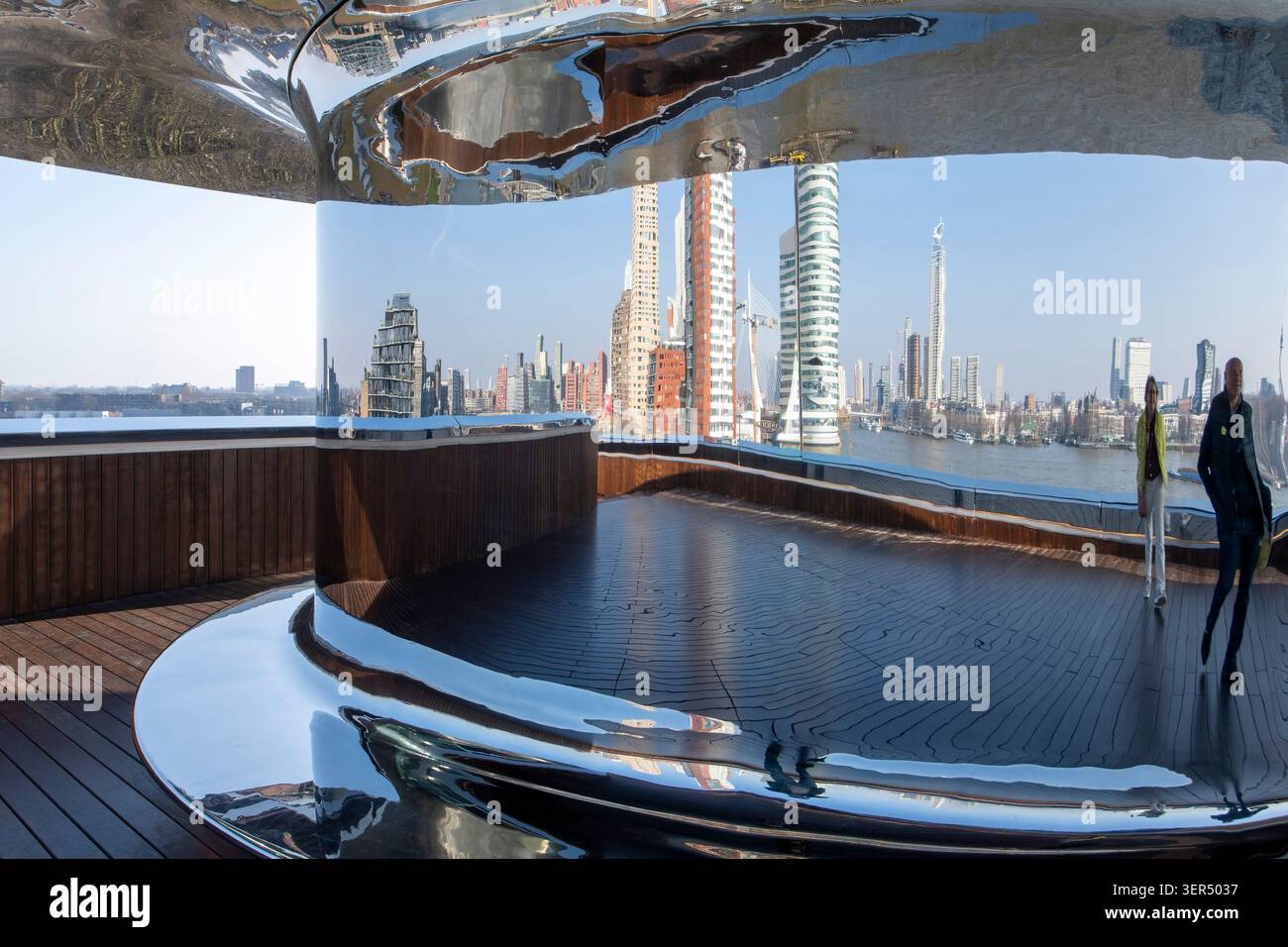 Rotterdam, 5 mars 2026 ; réflexion dans une structure torsadée caractéristique connue sous le nom de Tornado conçue par MAD Architects du Musée FENIX de la migration Banque D'Images