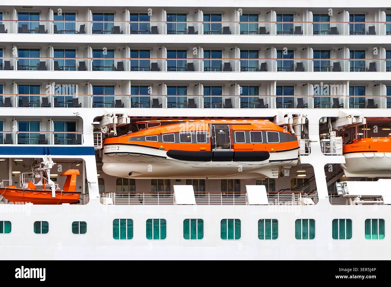 Balcons et canots de sauvetage orange sur le côté du navire de croisière Viking Sea exploité par Viking Cruises Banque D'Images