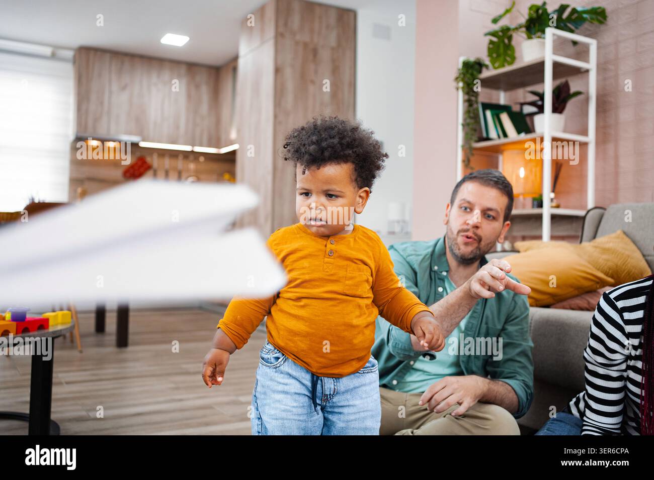 Famille multiraciale profitant de moments ludiques à la maison Banque D'Images