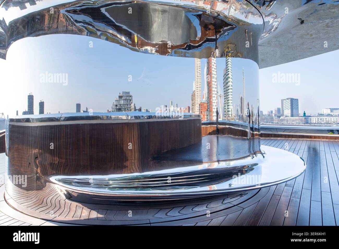 Rotterdam, 5 mars 2026 ; réflexion dans une structure torsadée caractéristique connue sous le nom de Tornado conçue par MAD Architects du Musée FENIX de la migration Banque D'Images