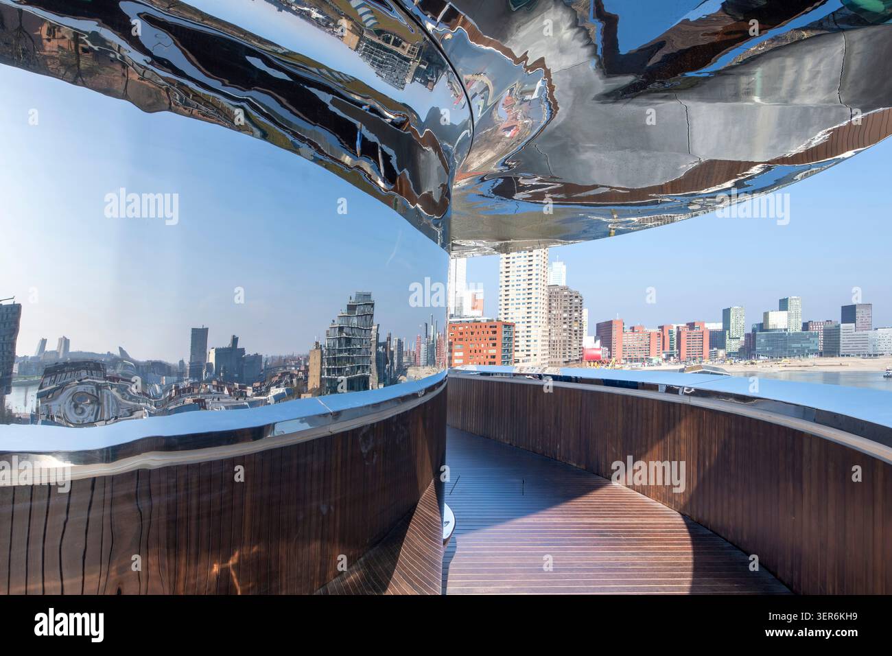 Rotterdam, 5 mars 2026 ; réflexion dans une structure torsadée caractéristique connue sous le nom de Tornado conçue par MAD Architects du Musée FENIX de la migration Banque D'Images