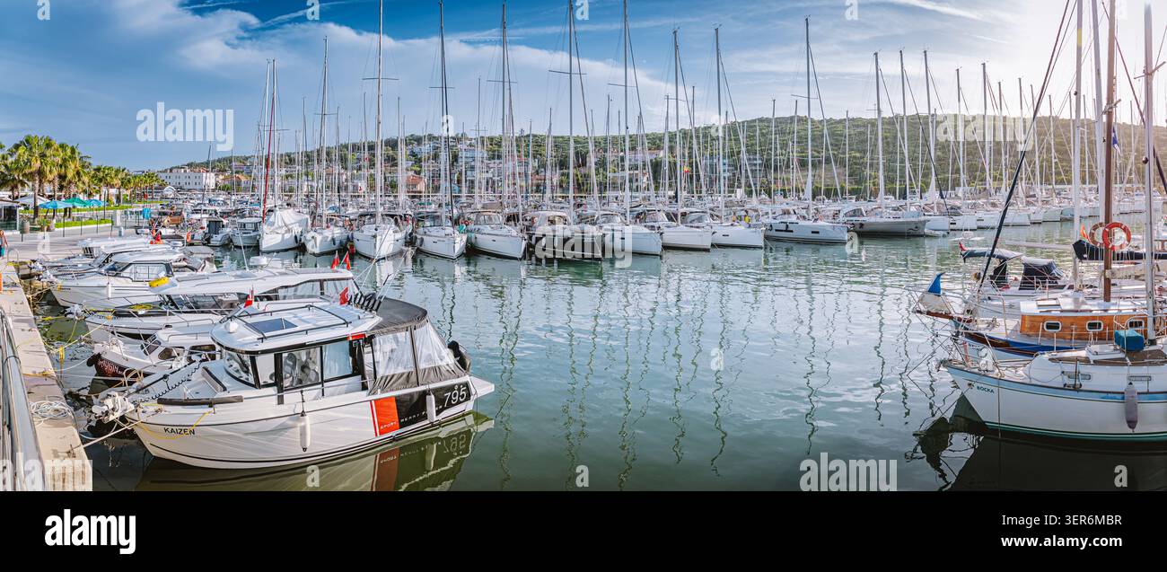 13 mai 2026, Sigacik, Turkiye : Marina bondée de voiliers et de yachts, réfléchissant sur le calme wate du port, symbolisant les voyages de luxe et les loisirs Banque D'Images