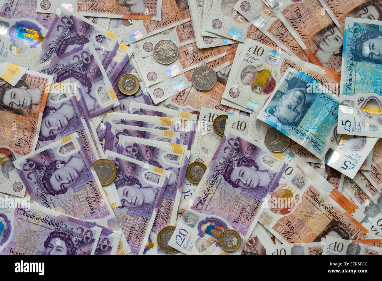Pile de billets et de pièces en livre sterling, monnaie liquide pour les finances, la richesse et l'épargne Banque D'Images