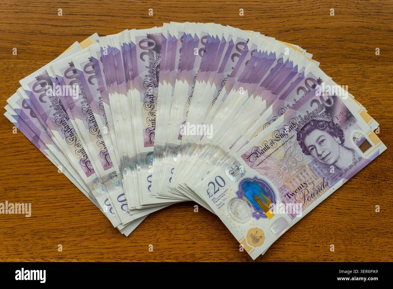 Pile de billets et de pièces en livre sterling, monnaie liquide pour les finances, la richesse et l'épargne Banque D'Images