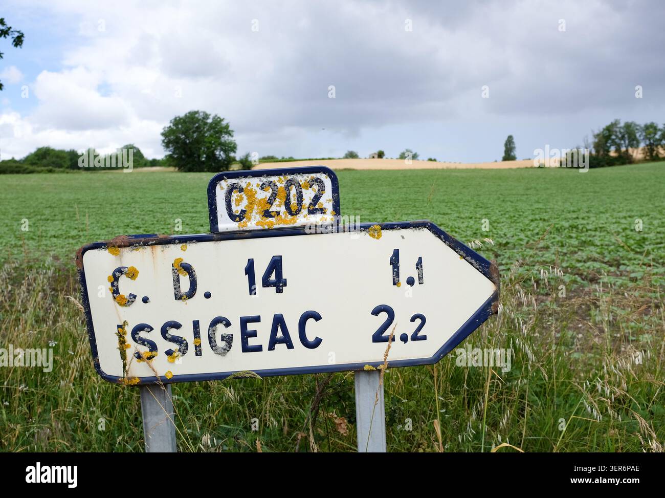 Panneau routier vers Issigeac un petit village médiéval qui remonte à l'époque romaine, situé dans le Périgord à environ 20 km au sud-est de Bergerac en France Banque D'Images