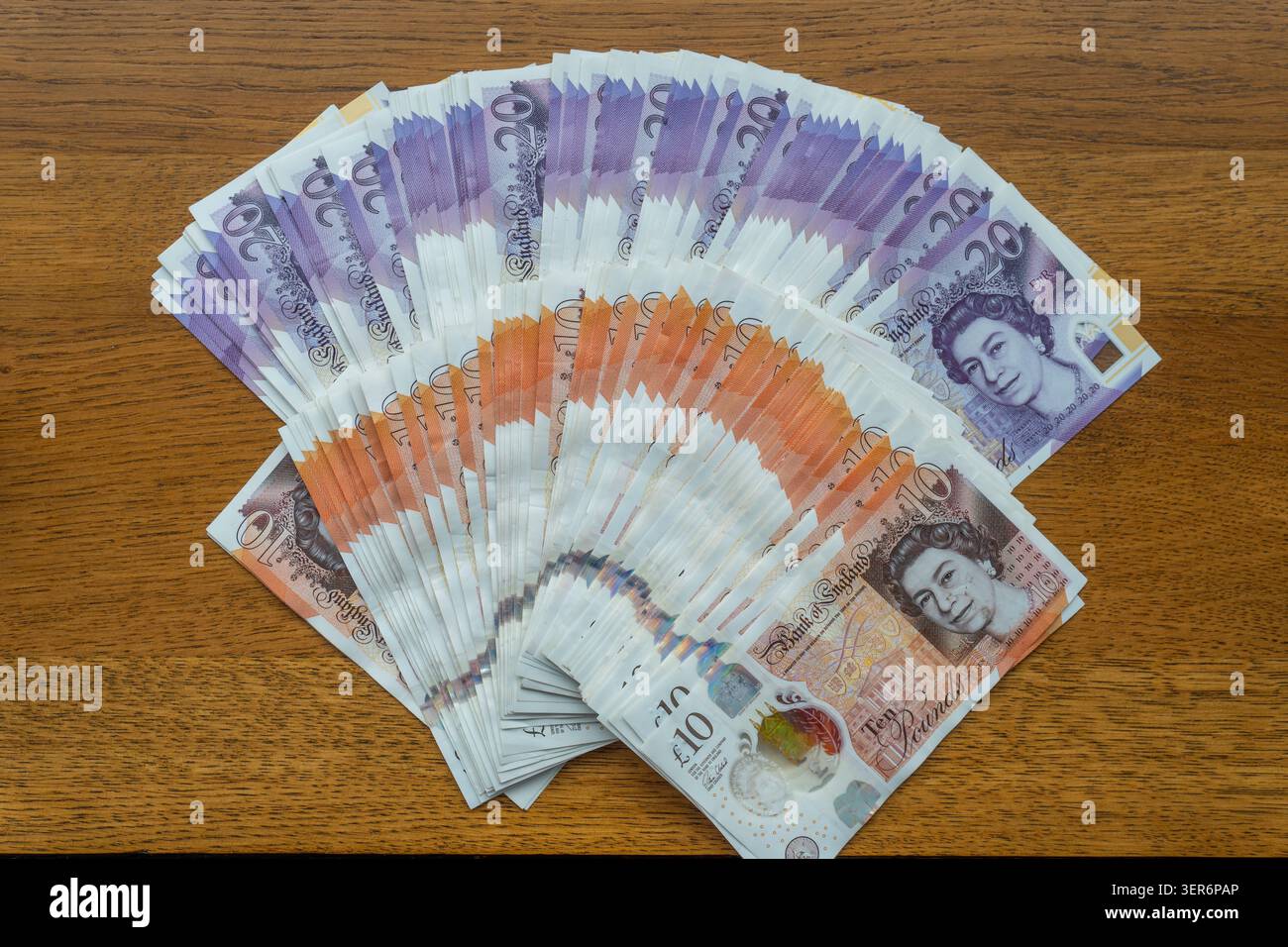 Pile de billets et de pièces en livre sterling, monnaie liquide pour les finances, la richesse et l'épargne Banque D'Images