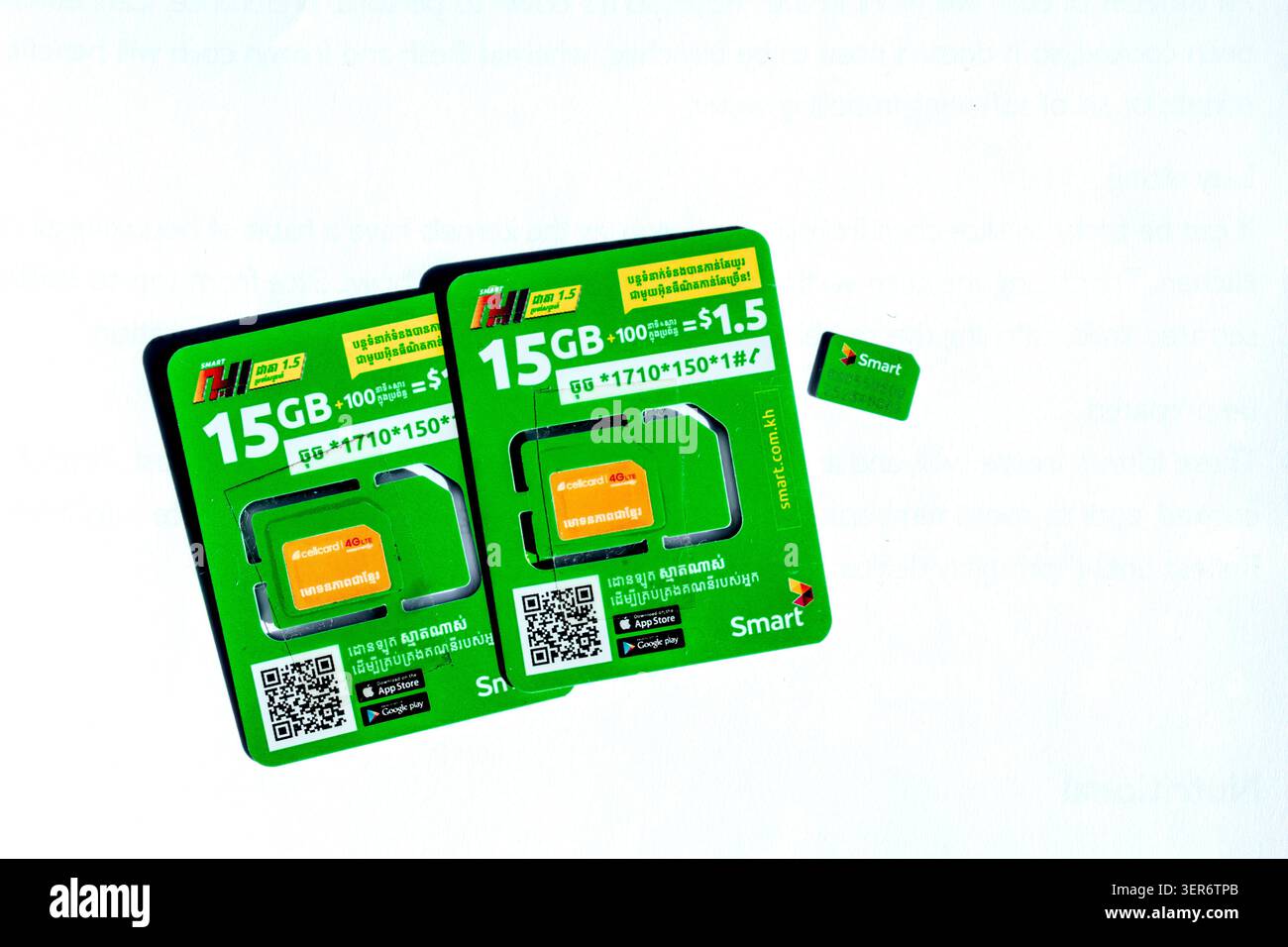 Cartes sim de téléphone mobile intelligent sur un fond blanc Banque D'Images