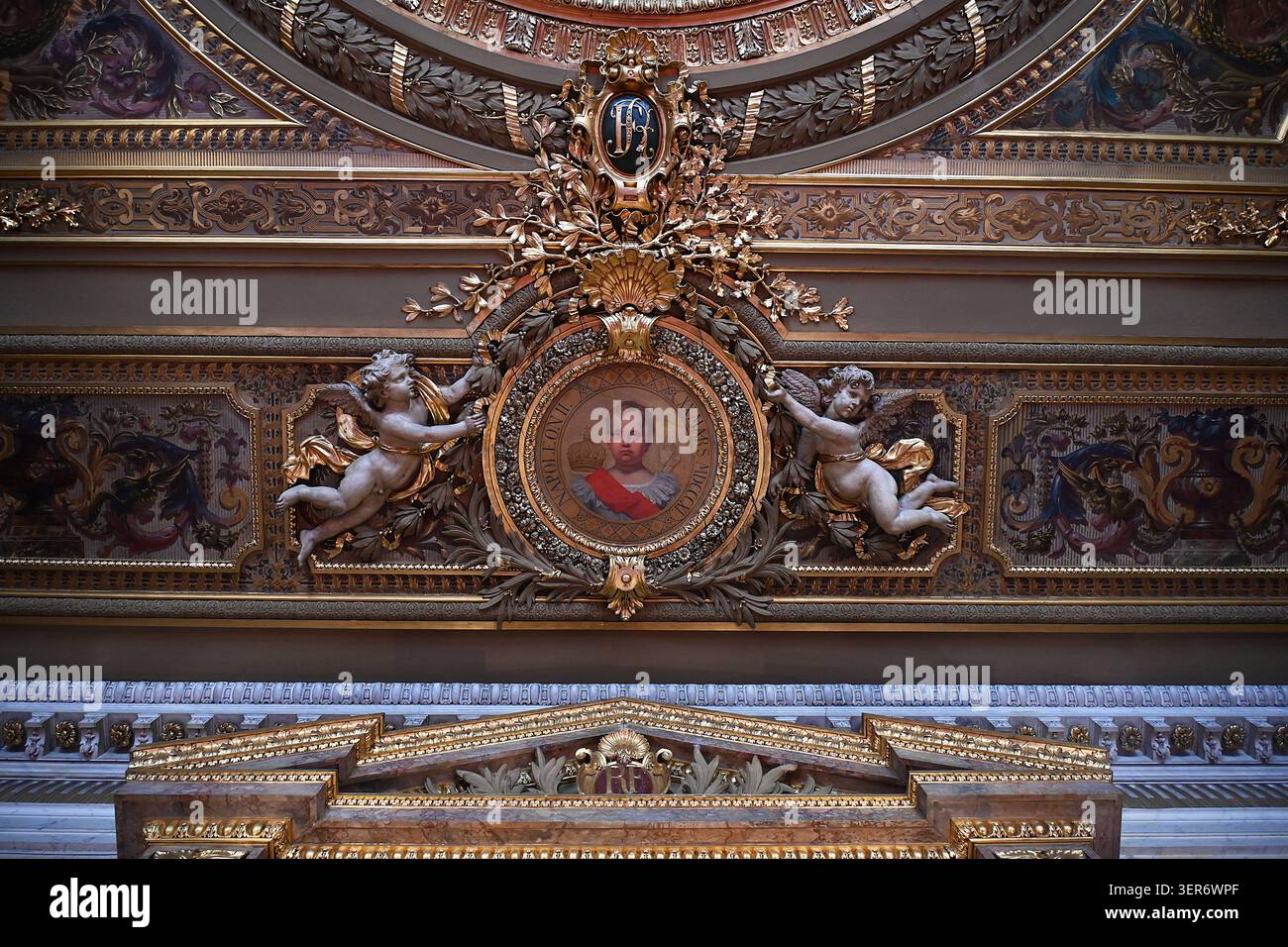 Paris (France) : le Palais du Luxembourg, siège du Sénat. Rare médaillon de Napoléon II « L’Aigle », roi de Rome, par Théophile Vauchelet (1857), in Banque D'Images