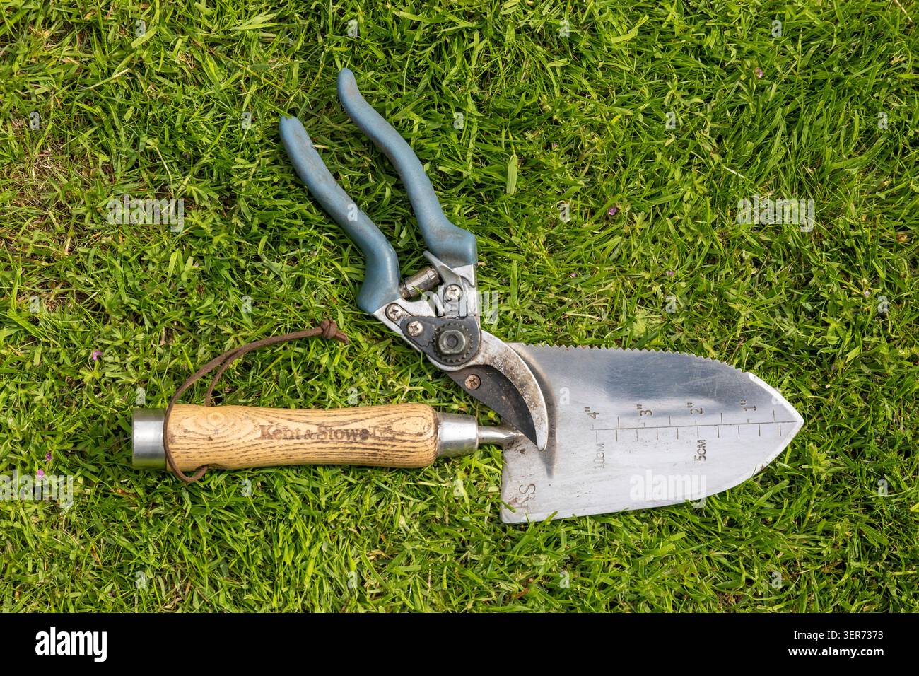 Outils de jardinage montrant des signes d'utilisation Banque D'Images