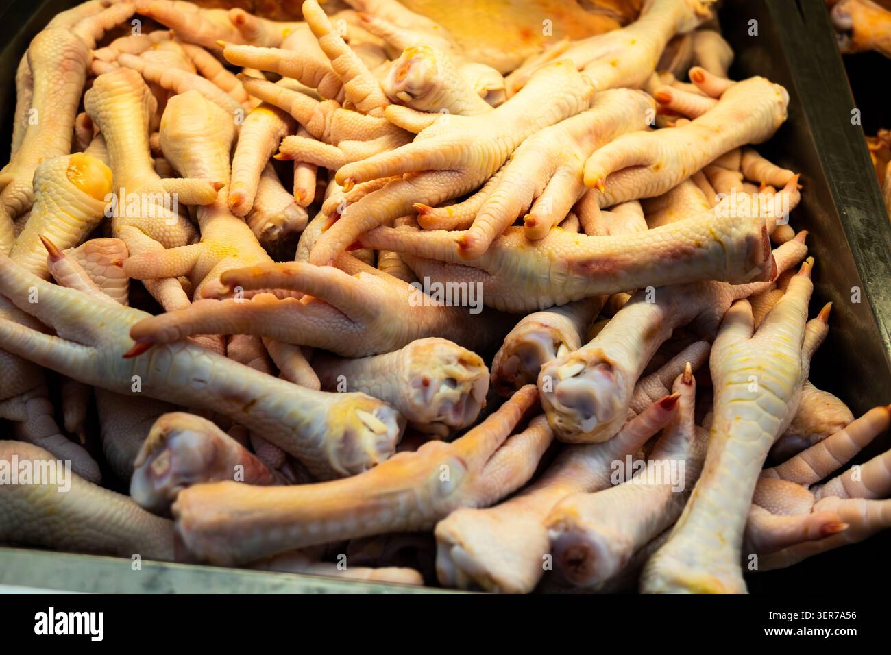 Pieds de poulet crus affichés dans le marché d'Halong Vietnam Banque D'Images
