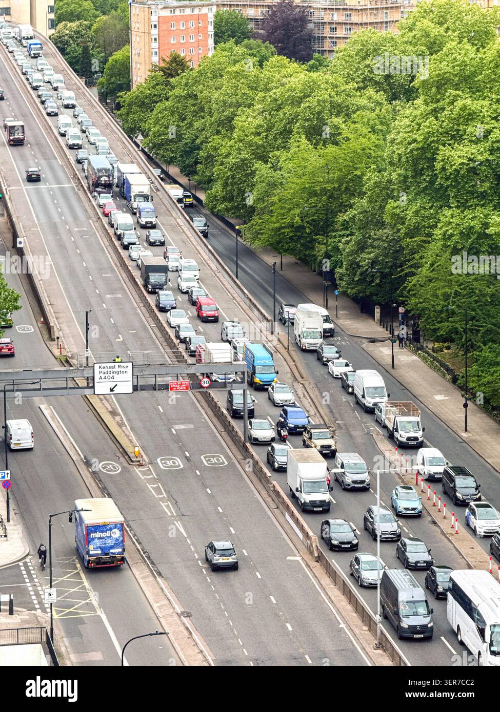 Londres, Angleterre, Royaume-Uni - 15 mai 2026 : vue aérienne du trafic faisant la queue sur l'une des routes principales menant au centre de Londres aux heures de pointe. - Image de stock capturée avec un smartphone