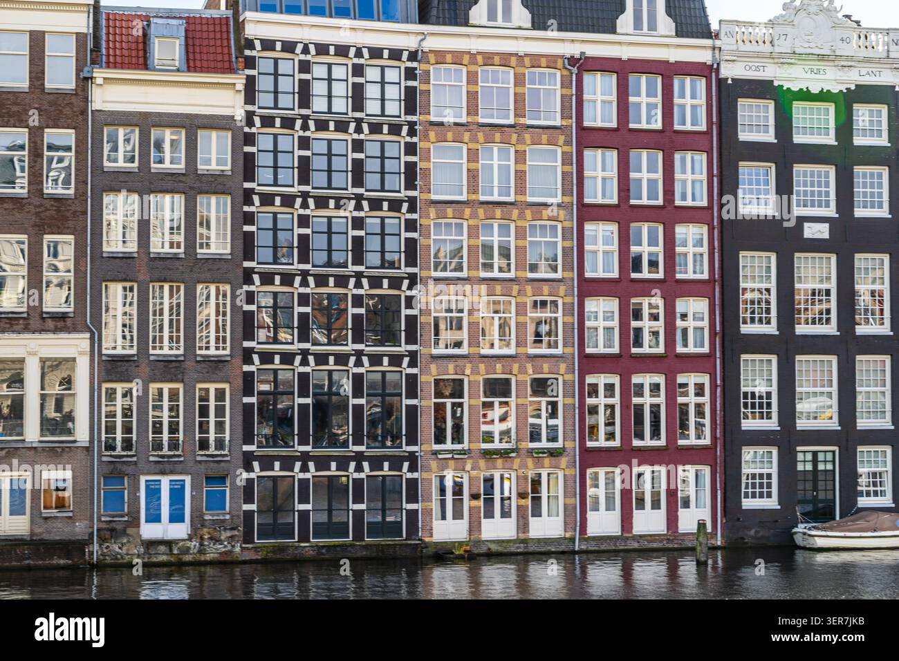 Canal d'Amsterdam eau vieilles maisons colorées dans la rangée. Rue architecturale du centre-ville. Amsterdam, pays-Bas Banque D'Images