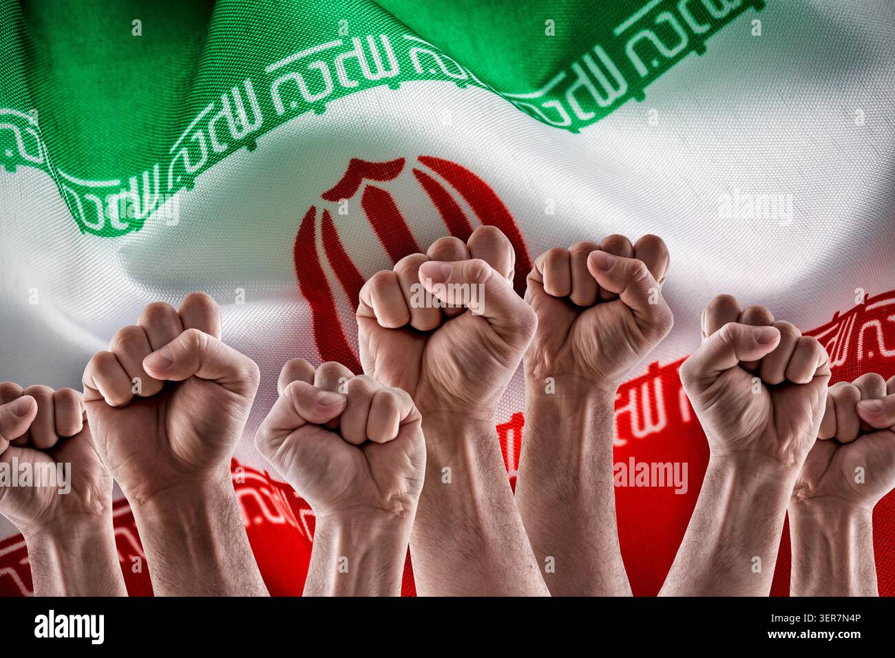 Groupe de mains levées montrant des poings devant le drapeau iranien Banque D'Images