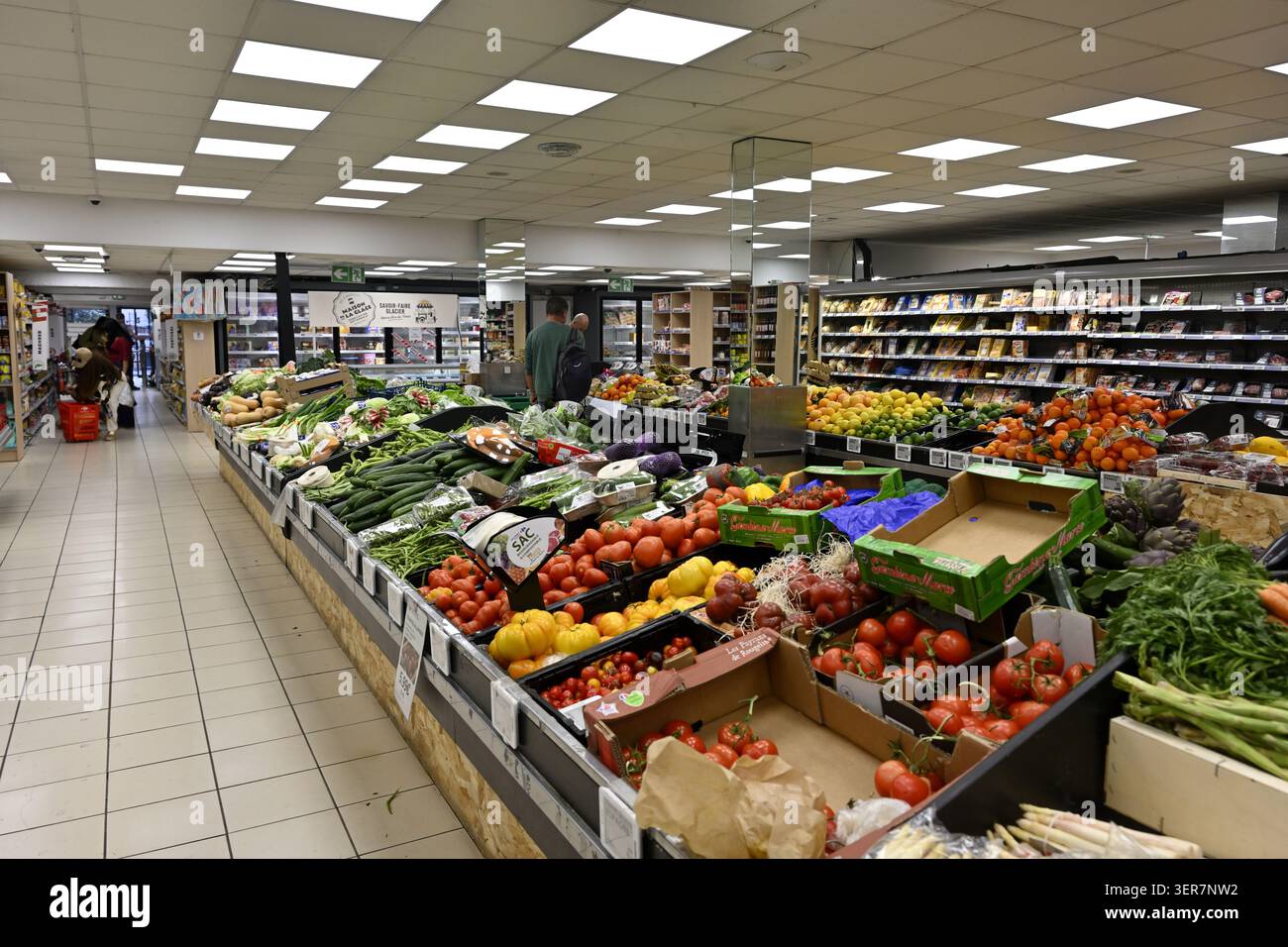 Étagères de fruits et légumes en vente au supermarché Banque D'Images