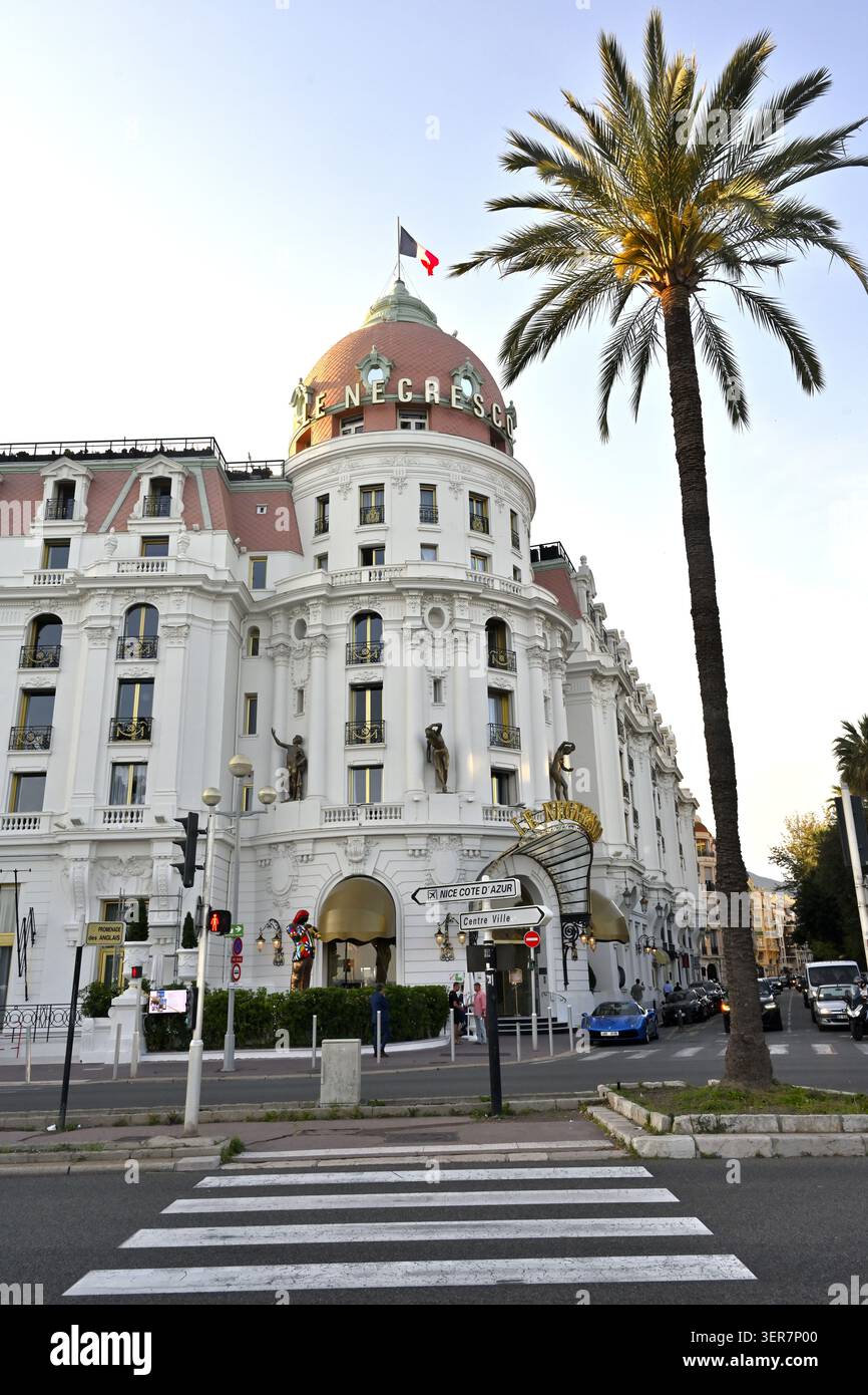 A l'extérieur du célèbre hôtel touristique le Negresco, Nice, France Banque D'Images