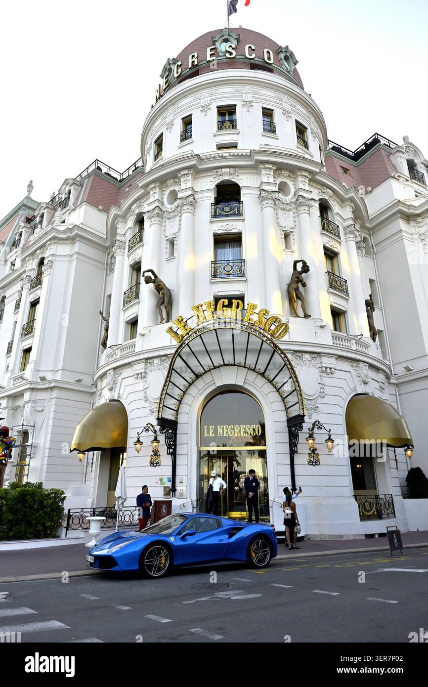 A l'extérieur du célèbre hôtel touristique le Negresco, Nice, France Banque D'Images