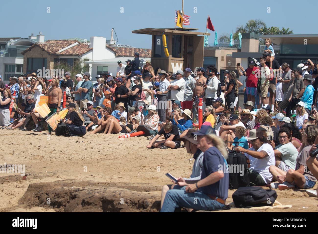 Spectateurs à la cabane Wedge Lifeguard . Regarder l'énorme surf le 10 juin 2026. Newport Beach Californie ; États-Unis Banque D'Images