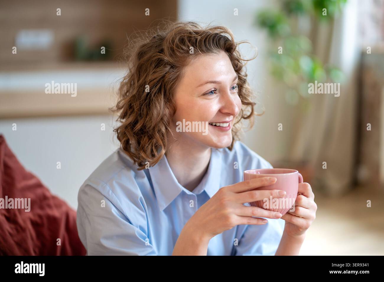 Clarté mentale de la jeune femme heureuse souriante appréciant le café prendre une pause consciente pour soulager le stress Banque D'Images