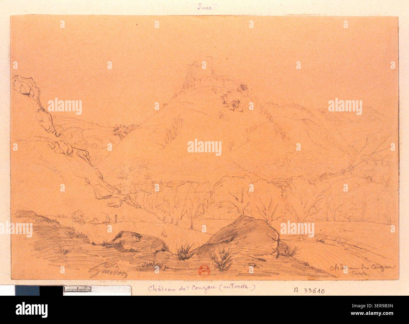 Un dessin relate les ruines du Château de Couzan dans les montagnes du Forez en 1844, présentant un château fort dressé au-dessus d'un terrain accidenté de la Loire et mettant l'accent sur l'architecture défensive médiévale dans un paysage montagneux français. Banque D'Images