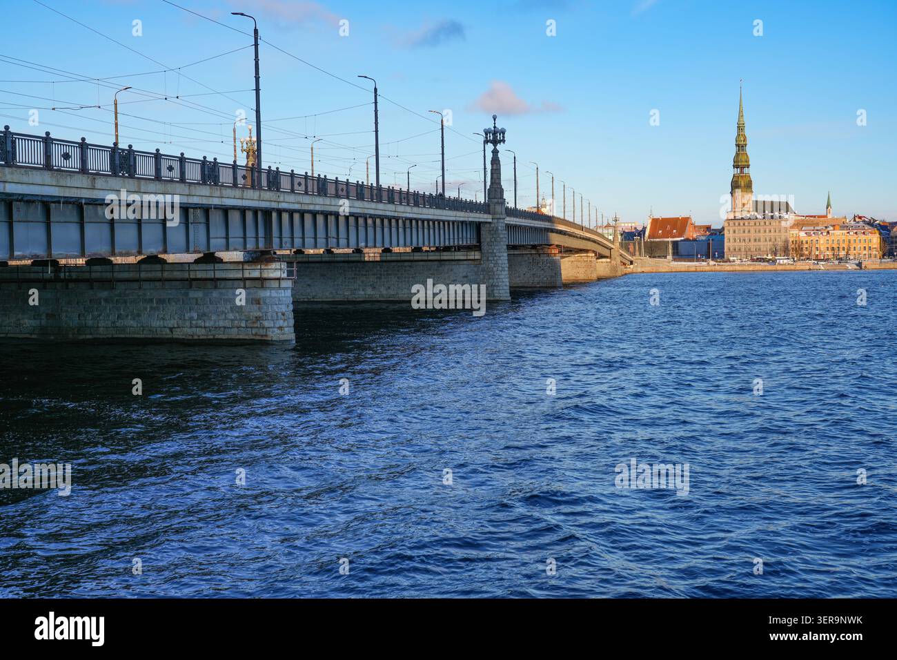 Vue sur le pont de pierre (Akmens Tilts) et les gratte-ciel de la vieille ville de Riga à travers la rivière Daugava par une journée d'hiver claire. Riga, Lettonie. Banque D'Images